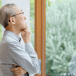 考え事をしている男性