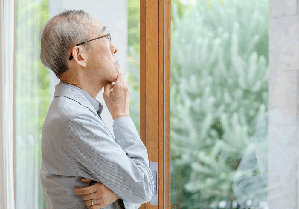 考え事をしている男性